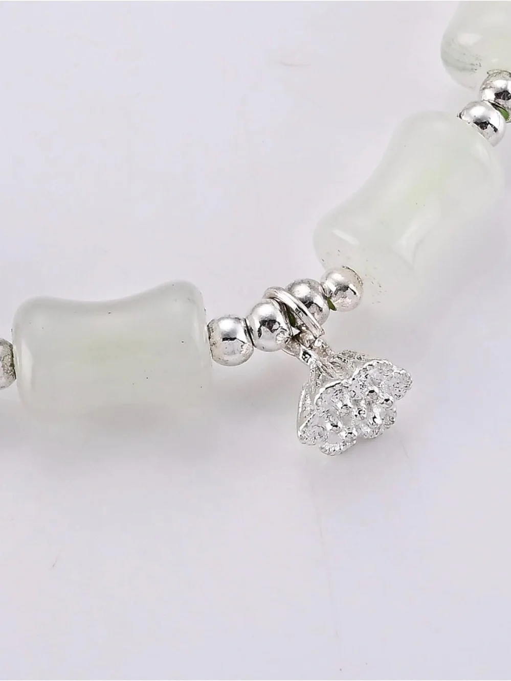 67 ctw Serpentine Green and White Bead Stretch Bracelet with Silvertone accents